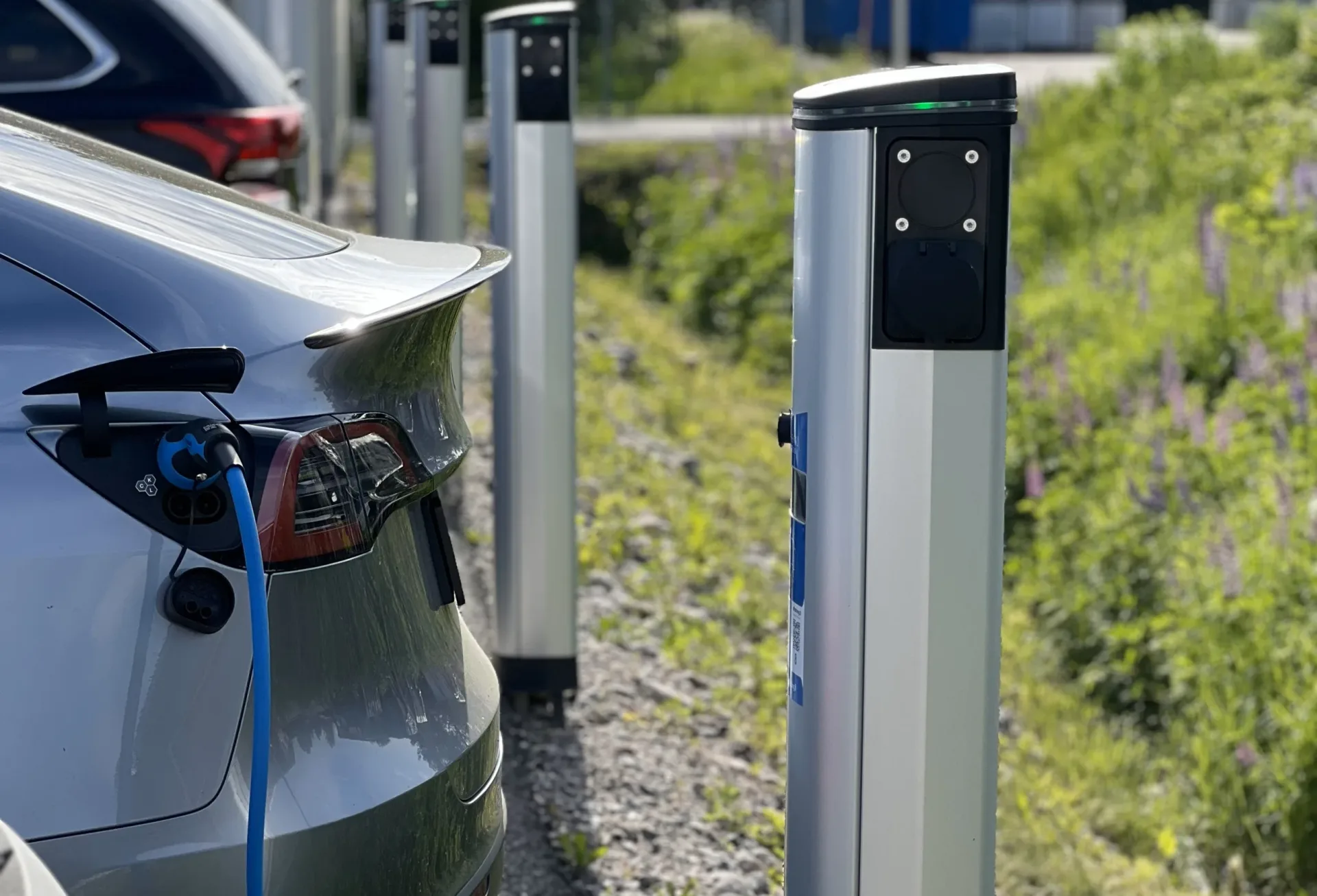 Sähköauton lataus latauspisteellä