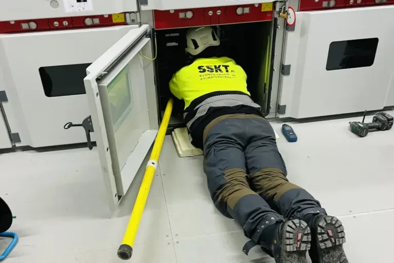 Kaapelin paikannusta varten kytkentöjä